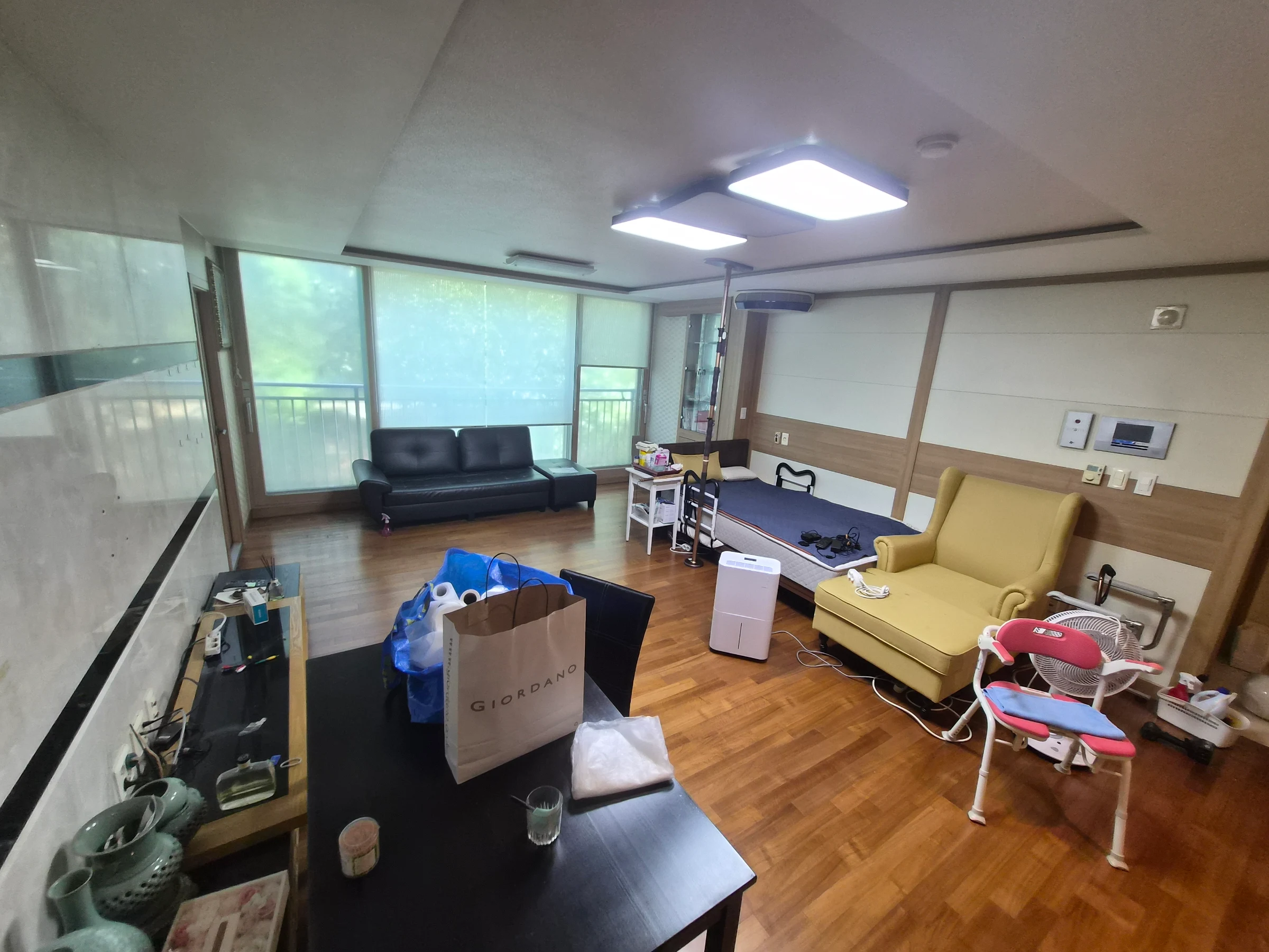경기 화성시 중고 가구·가전 수거 작업 전